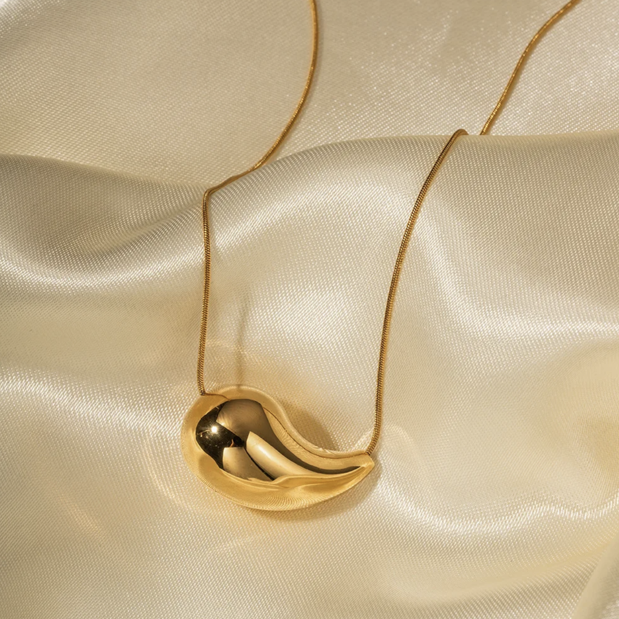 Sunlit Curve Necklace